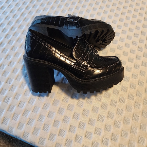 Torrid Croc Platform Loafers, Black, Size 10WW and Size 10.5WW - Picture 2 of 2